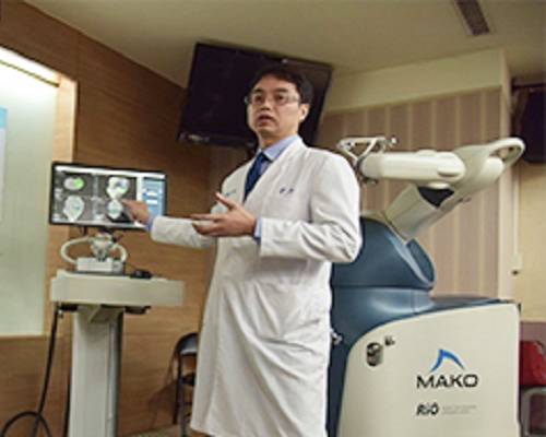 【UHG醫療新聞】關節置換 機器人手臂添助力