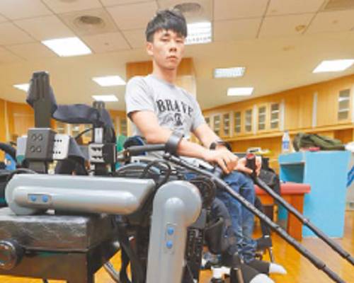 癱17年 靠機器腳站起來