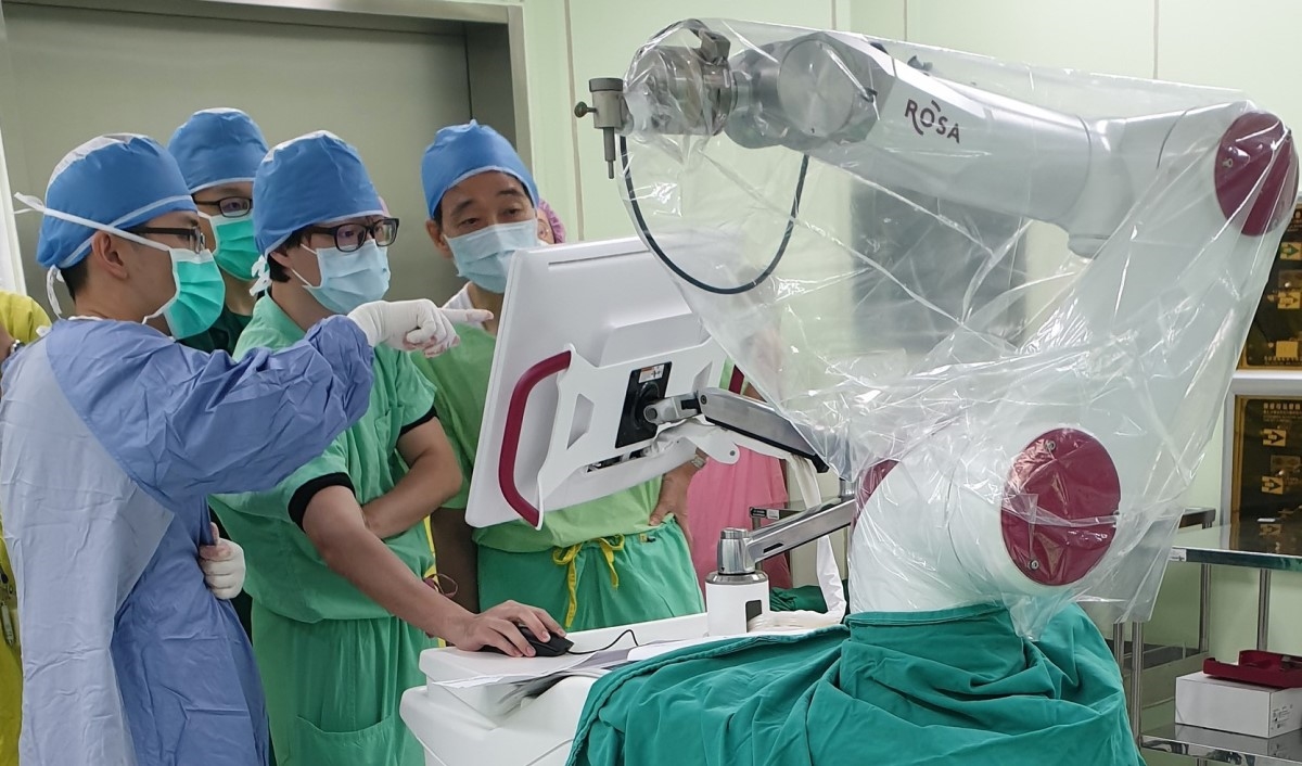 ROSA勵羅莎手術機器人，癲癇手術精準定位新選擇